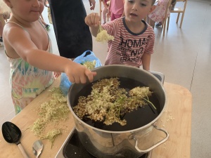 Vaření bezinkové limonády na akci Sousedé se dobře baví v Povltaví